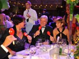 14 Olympische Ballnacht. Ministerpräsident Volker Bouffier mit Ehefrau Ursula machen Musik mit den brasilianischen Rasseln. Das Hauptprogramm die Brasil Samba Show der Yussara Dance Company.jpg